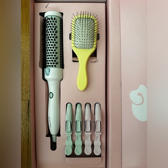 MANE by MANE ADDICTS 
Body Builder Medium Hot Round Brush Hair Set Hair Dryer - Picture 6 of 15